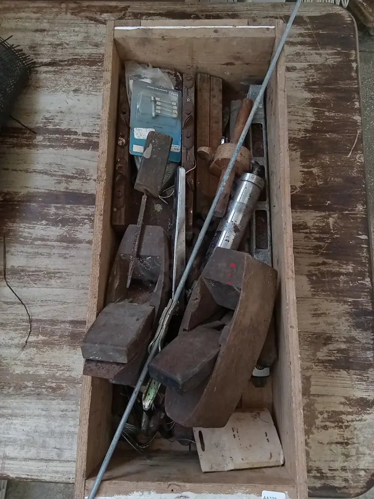 COLLECTION OF VINTAGE WOODWORKING TOOLS Image 1++