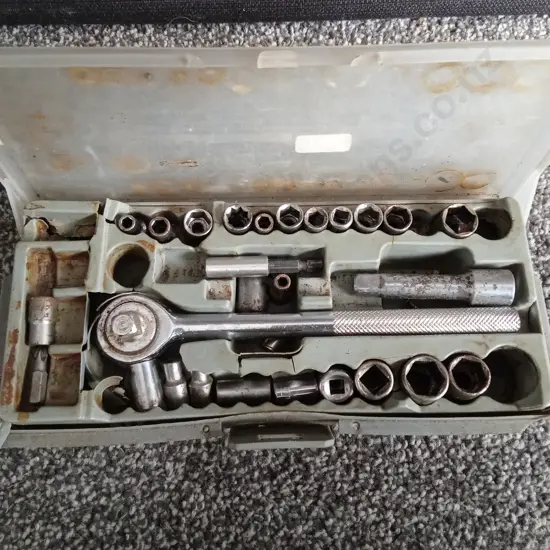 SOCKET SET WITH RATCHET