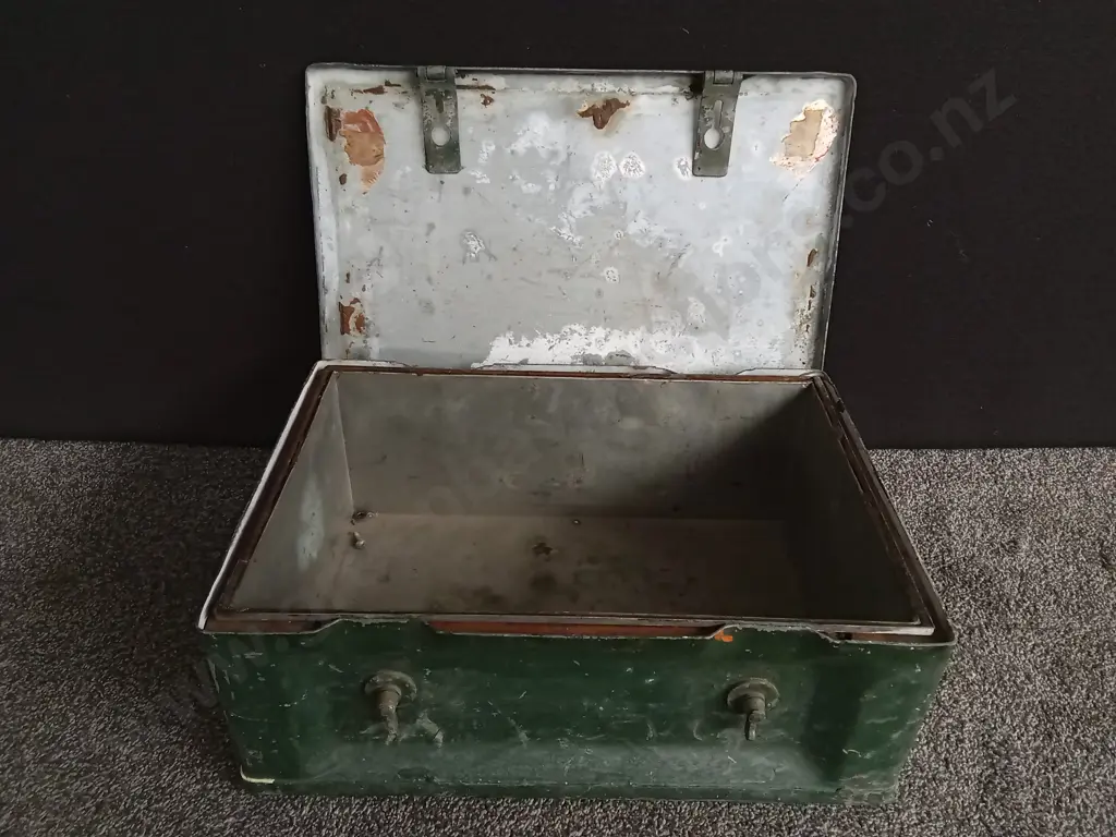 VINTAGE GREEN METAL BOX, L 52CM X W 36CM X H 20CM Image 1++