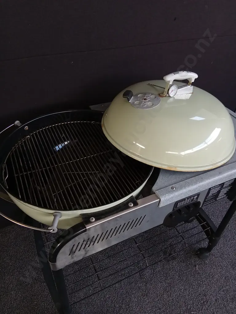 WEBER PERFORMER CHARCOAL GRILL, H 1.1 M APPROX X W 1.18 M APPROX Image 1++