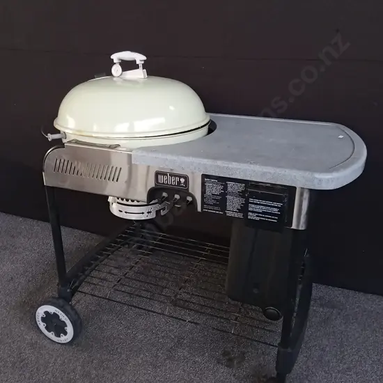 WEBER PERFORMER CHARCOAL GRILL, H 1.1 M APPROX X W 1.18 M APPROX