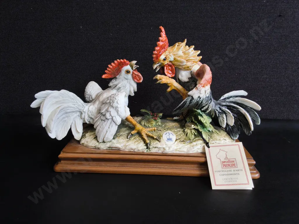 VINTAGE PORCELLANE PRINCIPE "FIGHTING ROOSTERS " ITALIAN CAPODIMONTE FIGURINE ON WOOD BASE, W 30 CM Image 1++