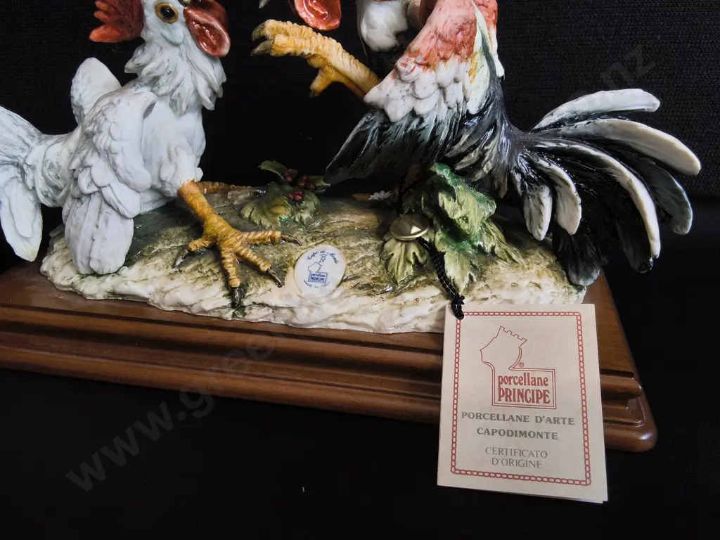 VINTAGE PORCELLANE PRINCIPE "FIGHTING ROOSTERS " ITALIAN CAPODIMONTE FIGURINE ON WOOD BASE, W 30 CM Image 1++