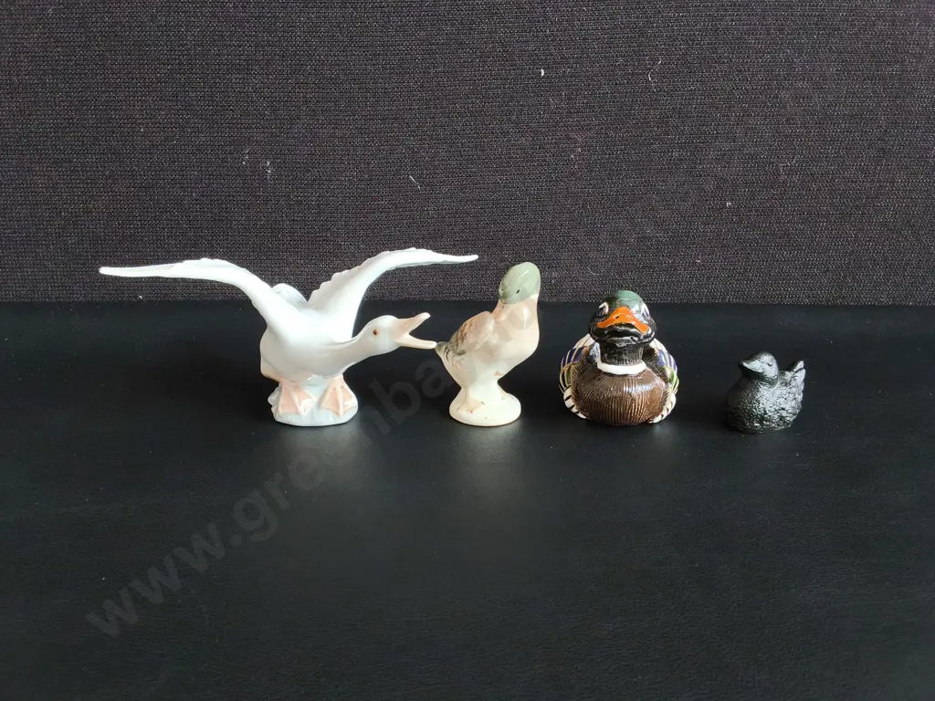 4 DECORATIVE DUCK FIGURINES, TALLEST H 7.5 CM Image 1++