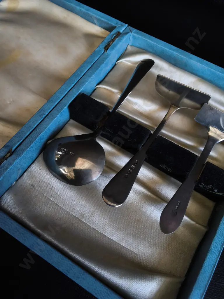 ANTIQUE SOLID STERLING SILVER BABY FEEDING SET, CASED SPOON & PUSHER, WEIGHS APPROX 39 G Image 1++