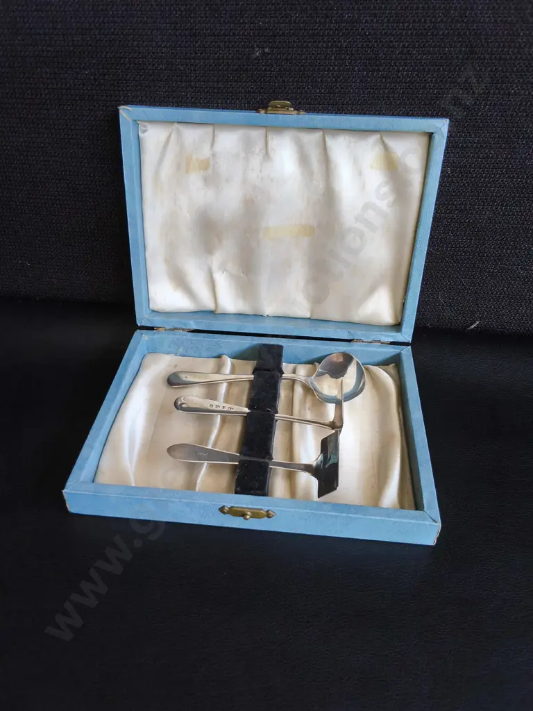 ANTIQUE SOLID STERLING SILVER BABY FEEDING SET, CASED SPOON & PUSHER, WEIGHS APPROX 39 G Image 1++