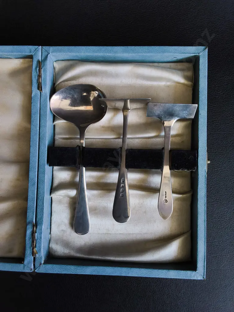 ANTIQUE SOLID STERLING SILVER BABY FEEDING SET, CASED SPOON & PUSHER, WEIGHS APPROX 39 G Image 1++