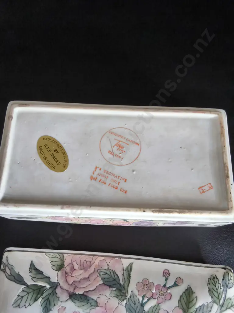 VINTAGE CHINESE PORCELAIN TRINKET BOX L18.5CM H5CM D10CM Image 1++