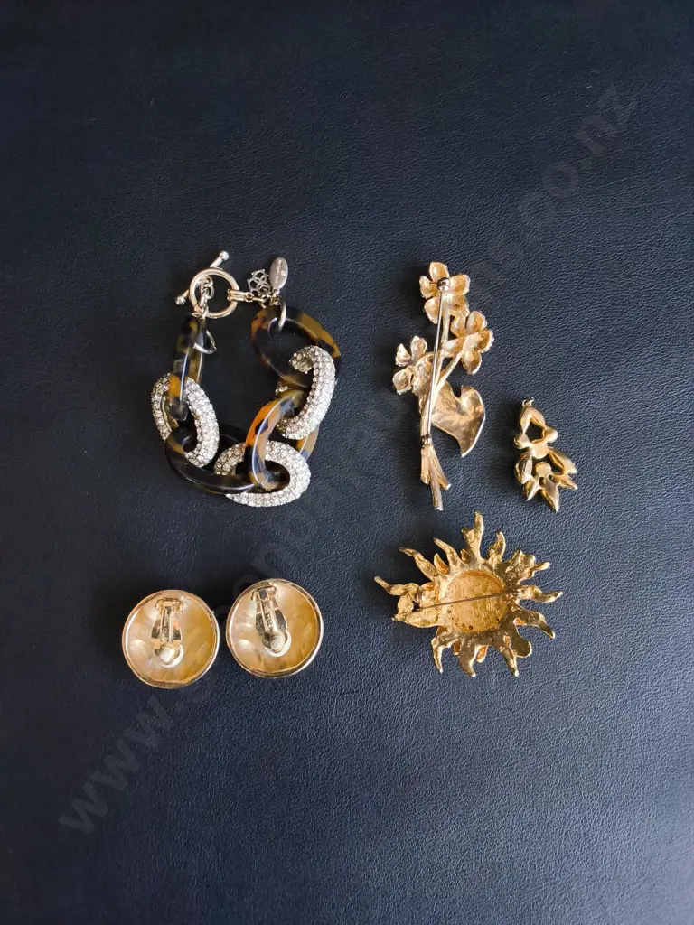 MIX OF JEWELRY, INCLUDING ANN TAYLOR BRACELET, NINA RICCI CLIP ON EARRINGS, PENDANT AND PAIR PF BROOCHES Image 1++