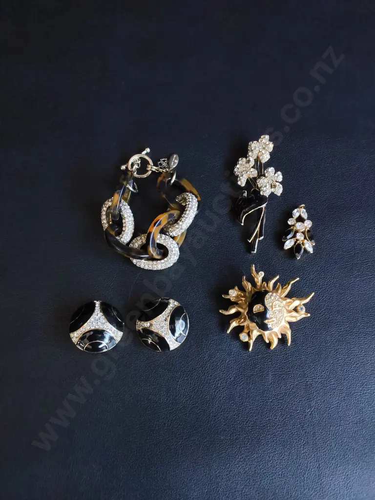 MIX OF JEWELRY, INCLUDING ANN TAYLOR BRACELET, NINA RICCI CLIP ON EARRINGS, PENDANT AND PAIR PF BROOCHES Image 1++