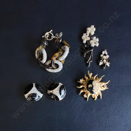 MIX OF JEWELRY, INCLUDING ANN TAYLOR BRACELET, NINA RICCI CLIP ON EARRINGS, PENDANT AND PAIR PF BROOCHES