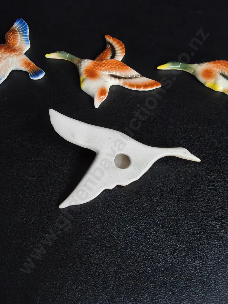 4 VINTAGE CERAMIC FLYING WALL DUCKS, WIDEST W 11 CM Image 1++