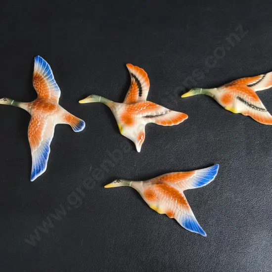 4 VINTAGE CERAMIC FLYING WALL DUCKS, WIDEST W 11 CM