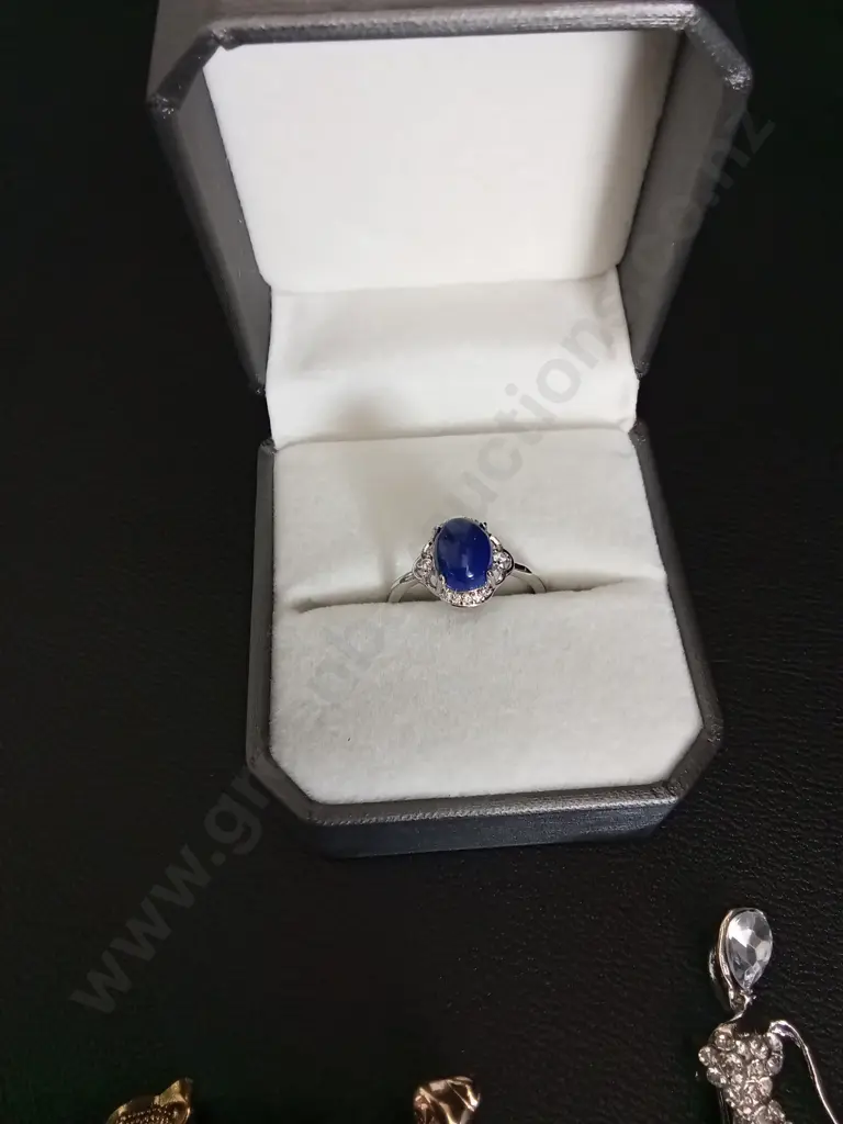 SILVER TONED RING AND 4 BROOCHES Image 1++