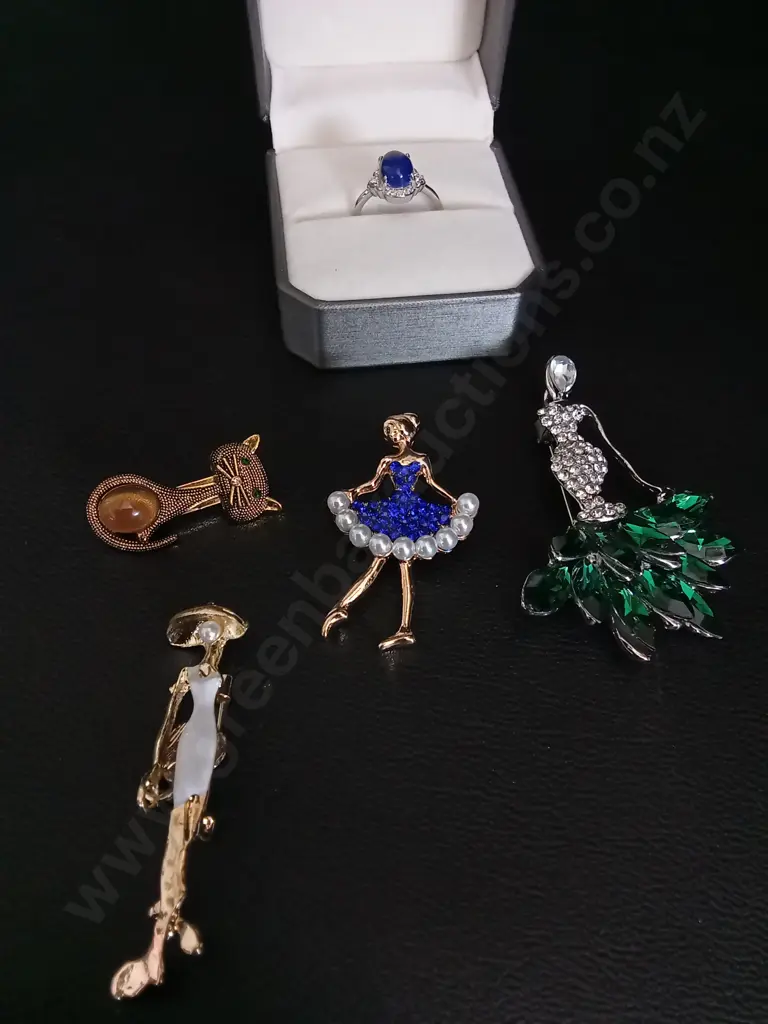 SILVER TONED RING AND 4 BROOCHES Image 1++