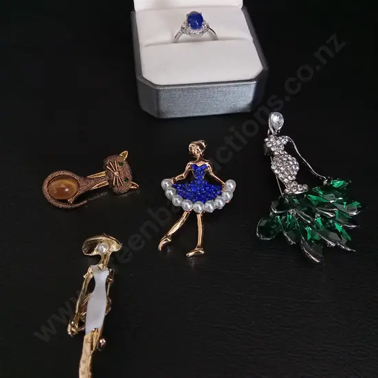 SILVER TONED RING AND 4 BROOCHES
