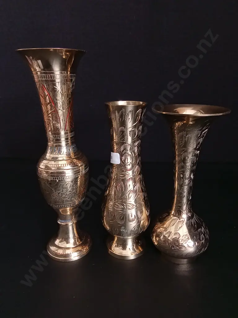 3 VINTAGE BRASS ENGRAVED VASES TALLEST H22.5CM Image 1++