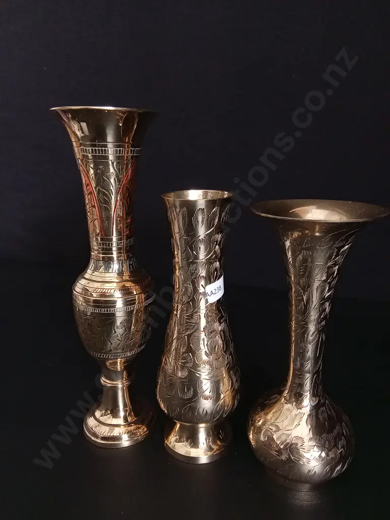 3 VINTAGE BRASS ENGRAVED VASES TALLEST H22.5CM Image 1++
