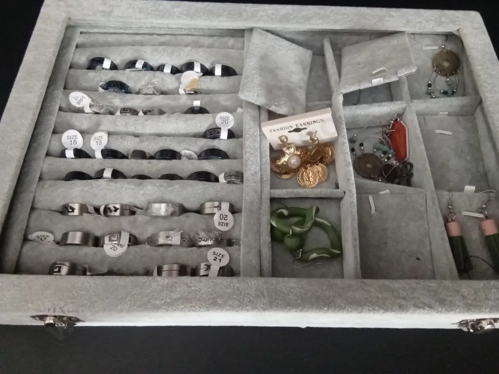 JEWELLERY CASE WITH CONTENTS Image 1++