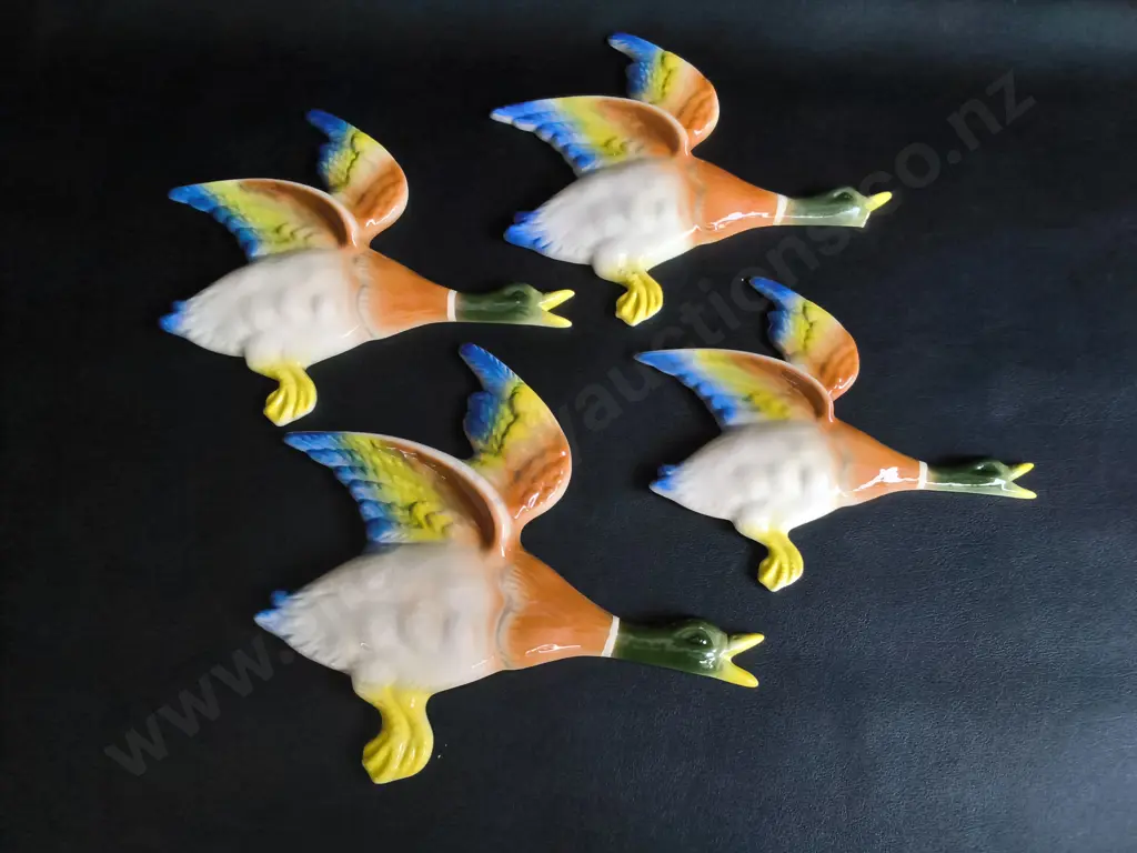 4 VINTAGE CERAMIC FLYING WALL DUCKS, WIDEST W 20 CM, ONE DUCK DAMAGED (PICTURED) Image 1++
