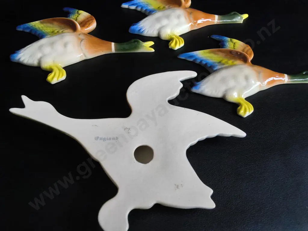 4 VINTAGE CERAMIC FLYING WALL DUCKS, WIDEST W 20 CM, ONE DUCK DAMAGED (PICTURED) Image 1++