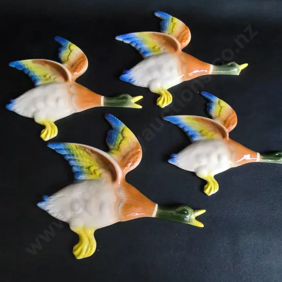 4 VINTAGE CERAMIC FLYING WALL DUCKS, WIDEST W 20 CM, ONE DUCK DAMAGED (PICTURED)
