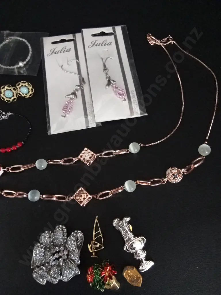 COLLECTION OF COSTUME JEWELLERY Image 1++