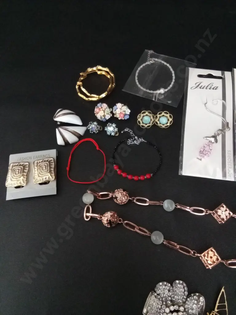 COLLECTION OF COSTUME JEWELLERY Image 1++