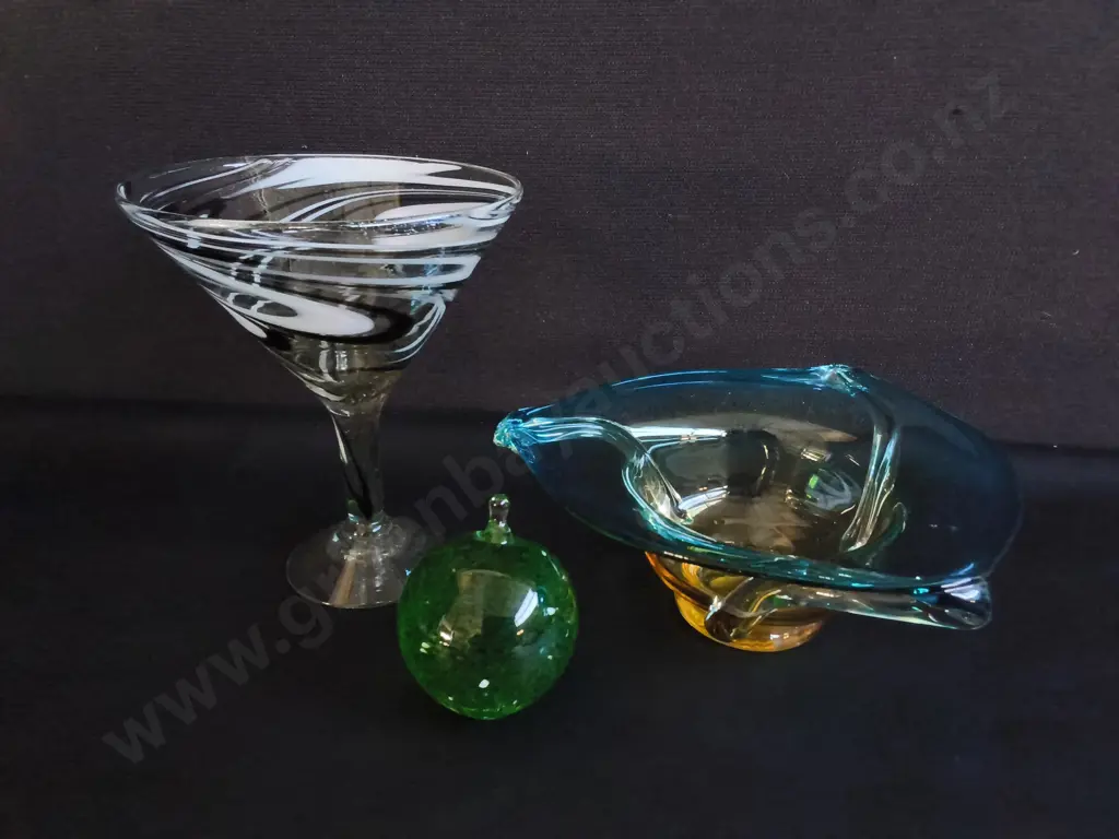3 PIECES VINTAGE ART GLASS, INCLUDING LARGE HAND BLOWN MARTINI GLASS AND MURANO STYLE CONSOLE BOWL, TALLEST H 20.5 CM Image 1++