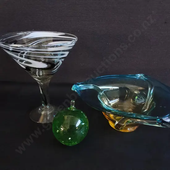 3 PIECES VINTAGE ART GLASS, INCLUDING LARGE HAND BLOWN MARTINI GLASS AND MURANO STYLE CONSOLE BOWL, TALLEST H 20.5 CM