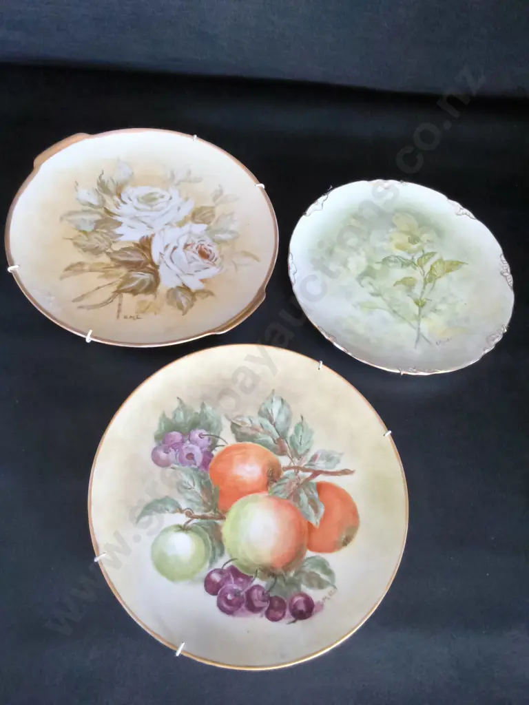 3 DECORATIVE PLATES LARGEST DIA 26CM Image 1++