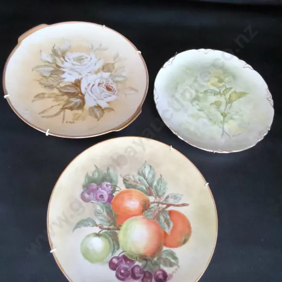 3 DECORATIVE PLATES LARGEST DIA 26CM