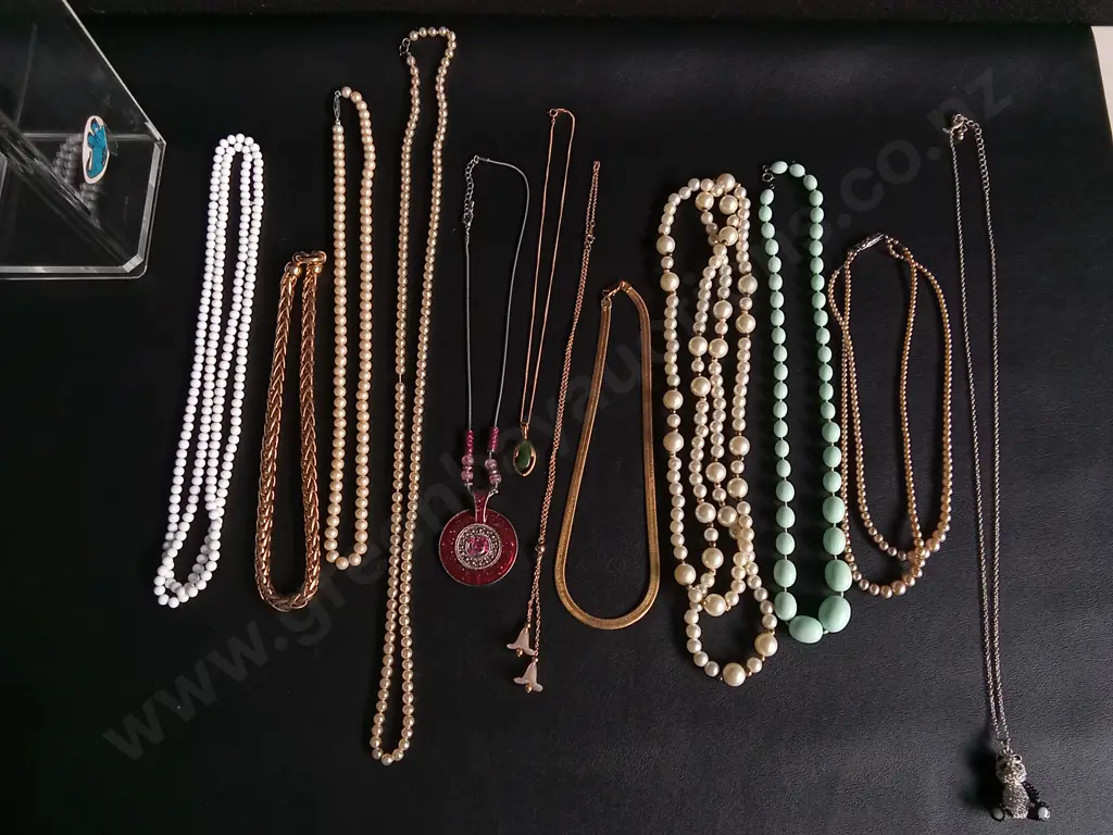 NECKLACE HOLDER AND MIX OF NECKLACES Image 1++