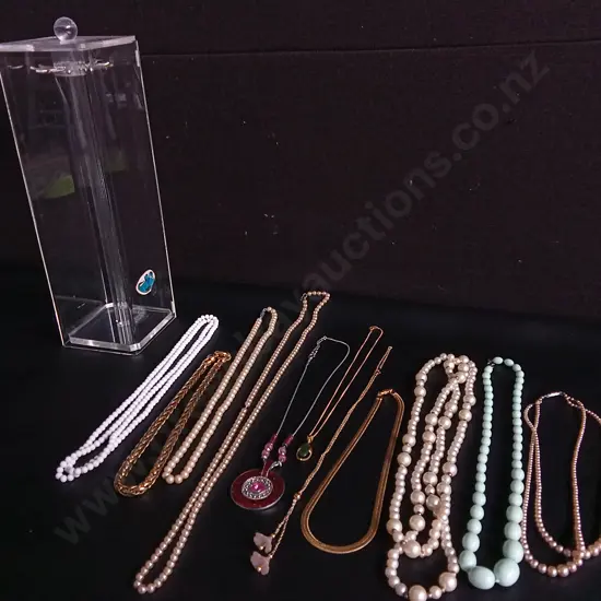 NECKLACE HOLDER AND MIX OF NECKLACES