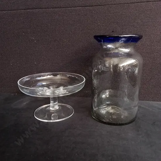 GLASS PEDESTAL SERVER AND COBALT BLUE RIMMED VASE, TALLEST 21.5 CM