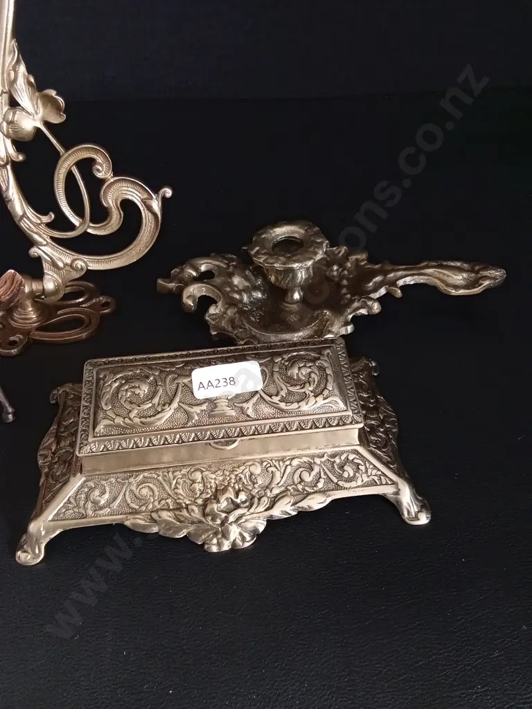 4 DECORATIVE ITEMS Image 1++