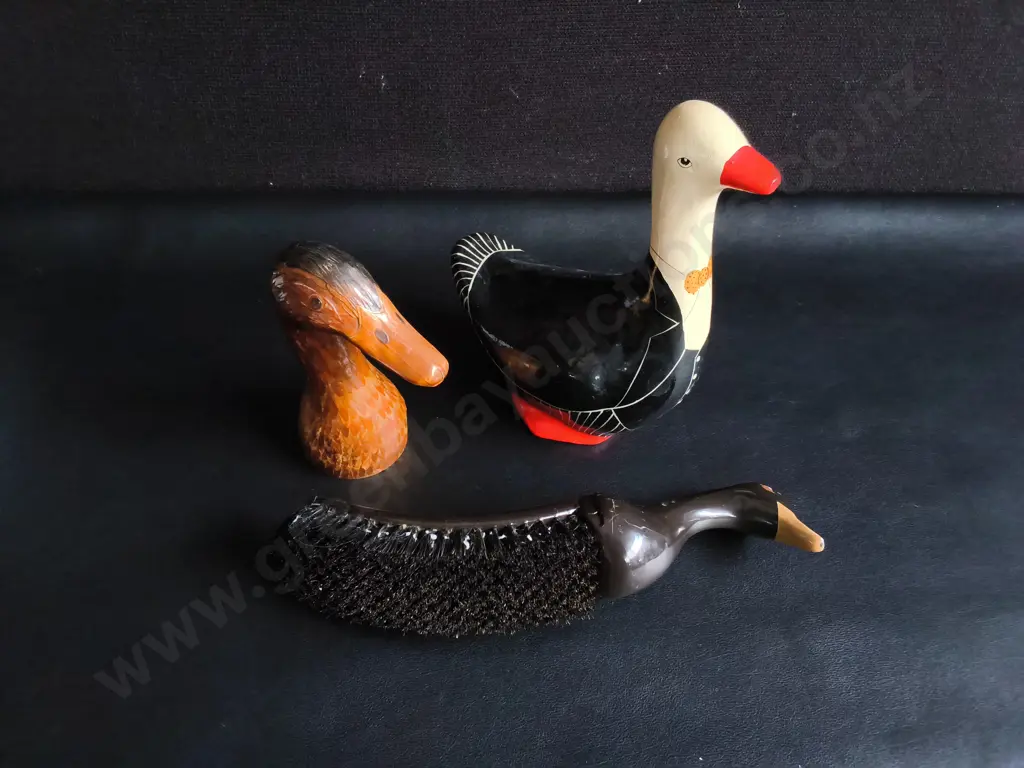 3 DECORATIVE DUCK ITEMS, INCLUDING BRUSH AND MONEY BAN, TALLEST H 20 CM Image 1++