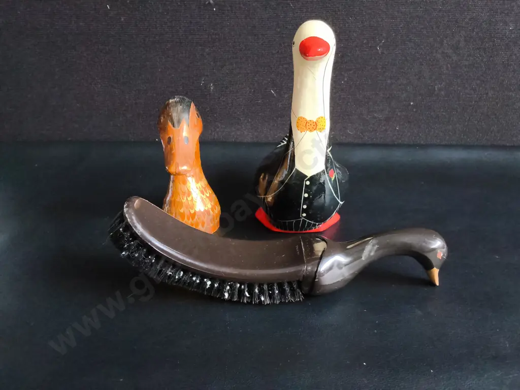 3 DECORATIVE DUCK ITEMS, INCLUDING BRUSH AND MONEY BAN, TALLEST H 20 CM Image 1++