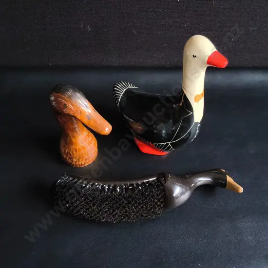 3 DECORATIVE DUCK ITEMS, INCLUDING BRUSH AND MONEY BAN, TALLEST H 20 CM