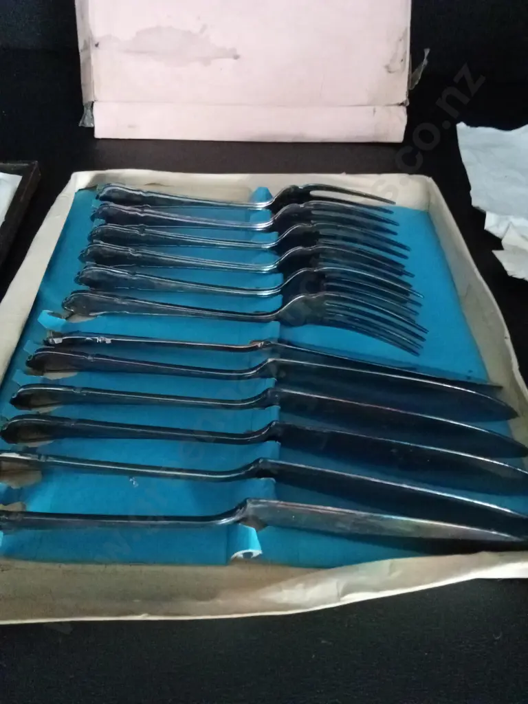 2 CUTLERY SETS Image 1++