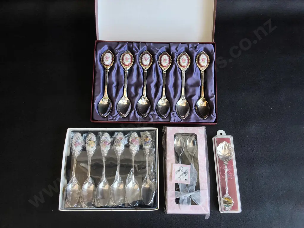 COLLECTION OF VINTAGE TEASPOONS, BOXED Image 1++