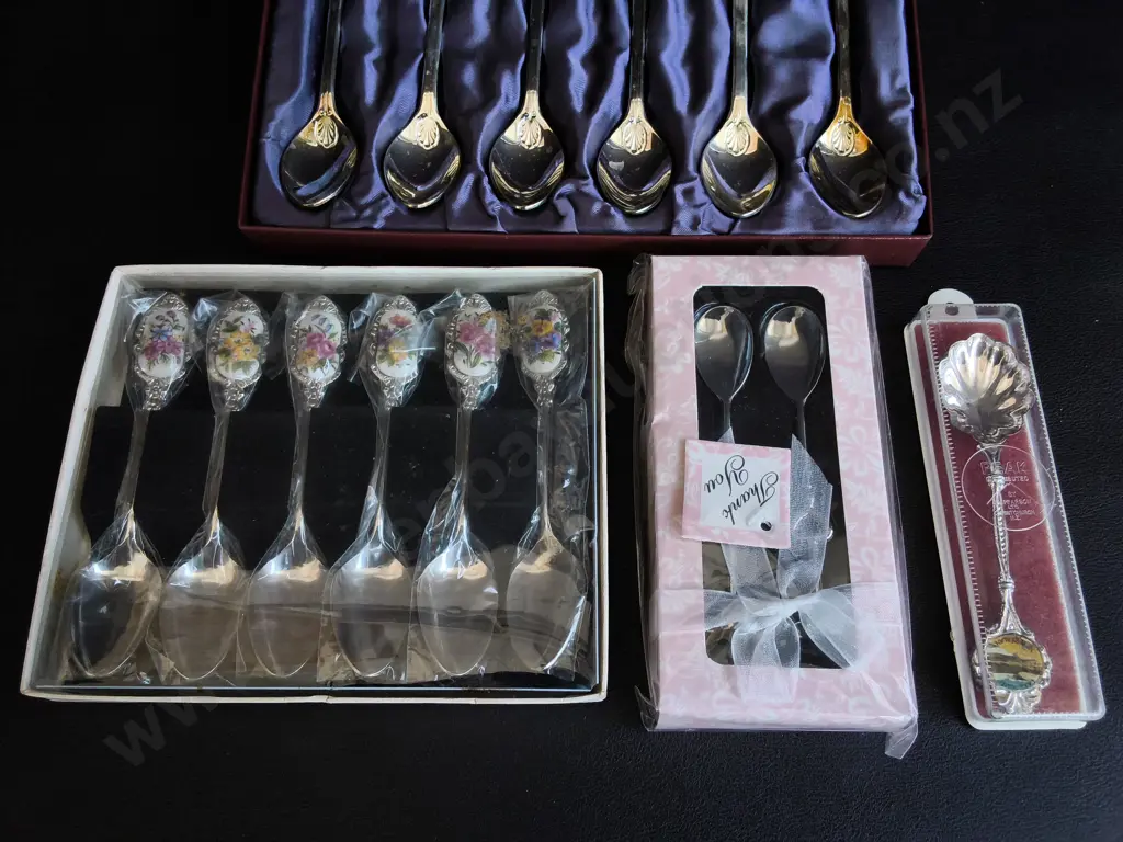 COLLECTION OF VINTAGE TEASPOONS, BOXED Image 1++