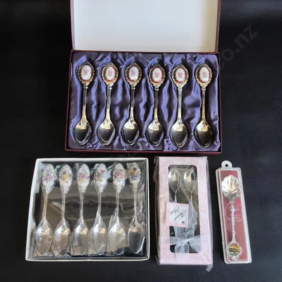 COLLECTION OF VINTAGE TEASPOONS, BOXED