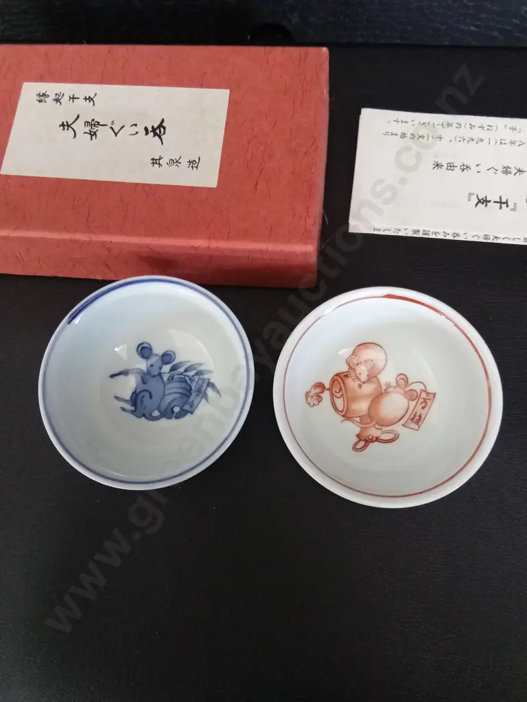 2 JAPANESE DISHES DIA 6.5CM AND A WAND L34CM Image 1++