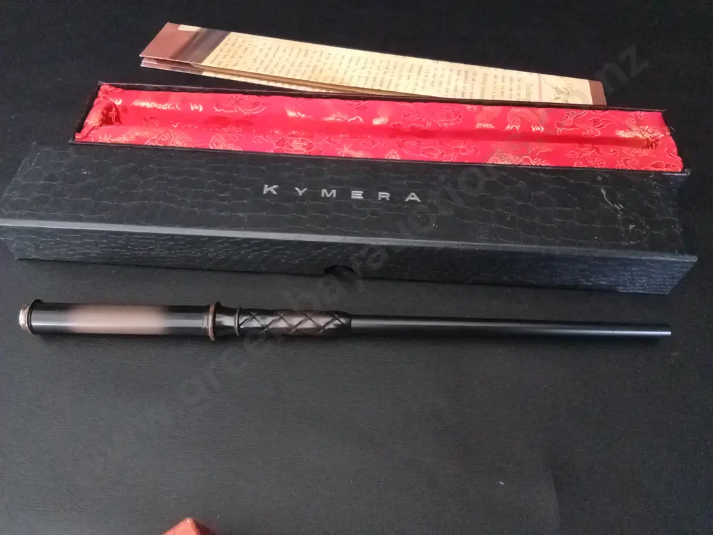 2 JAPANESE DISHES DIA 6.5CM AND A WAND L34CM Image 1++