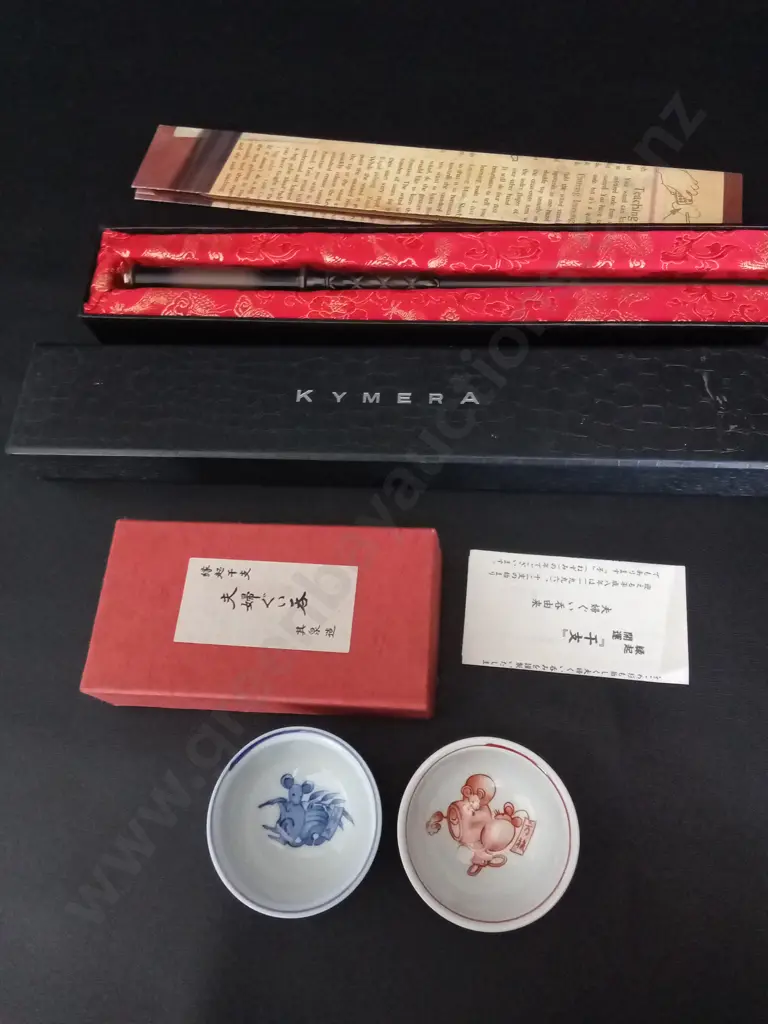 2 JAPANESE DISHES DIA 6.5CM AND A WAND L34CM Image 1++