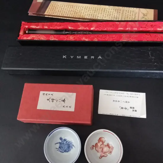 2 JAPANESE DISHES DIA 6.5CM AND A WAND L34CM
