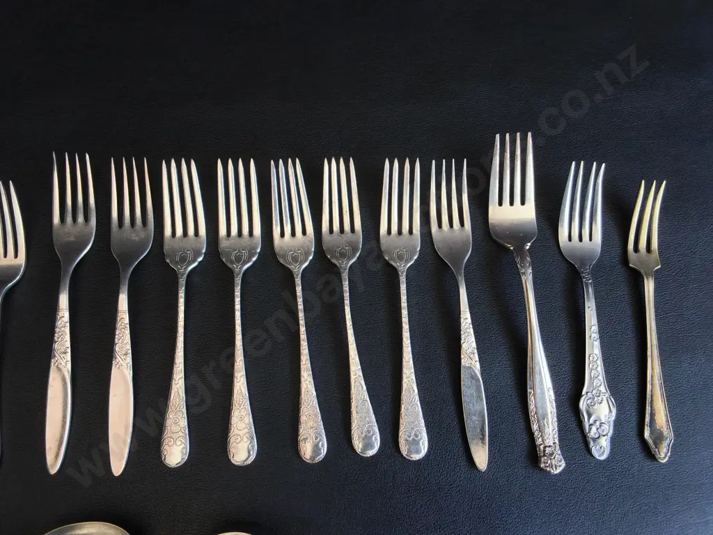 MIX OF VINTAGE SILVER PLATED FLATWARE Image 1++