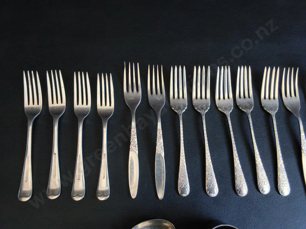 MIX OF VINTAGE SILVER PLATED FLATWARE Image 1++