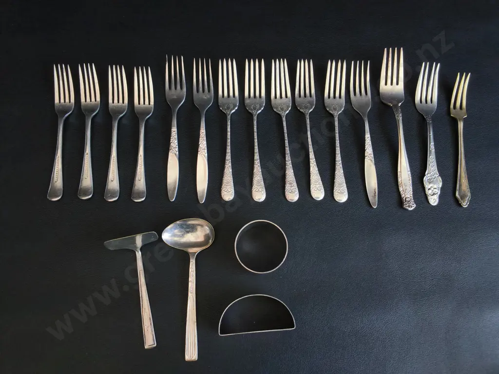 MIX OF VINTAGE SILVER PLATED FLATWARE Image 1++